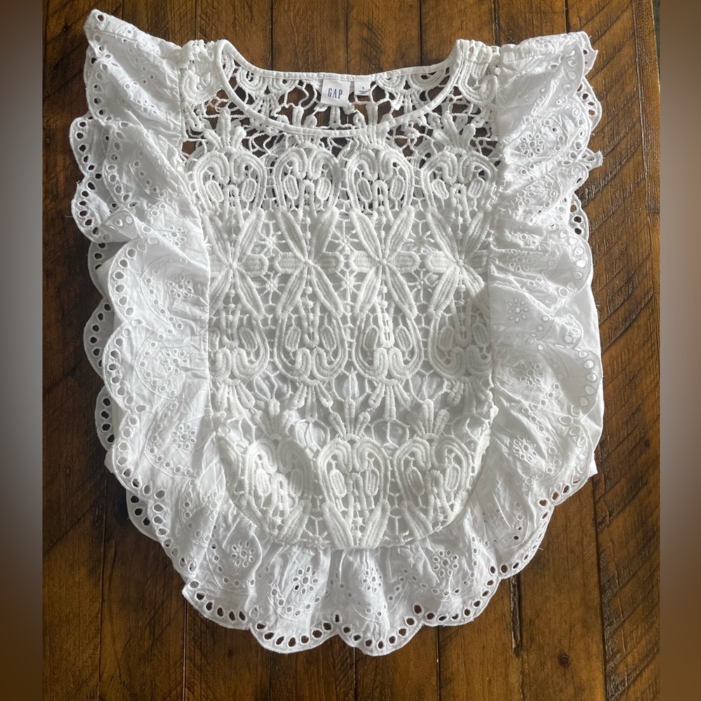 Gap eyelet top NEW